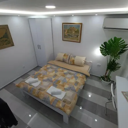 Grey 4 Apartment *